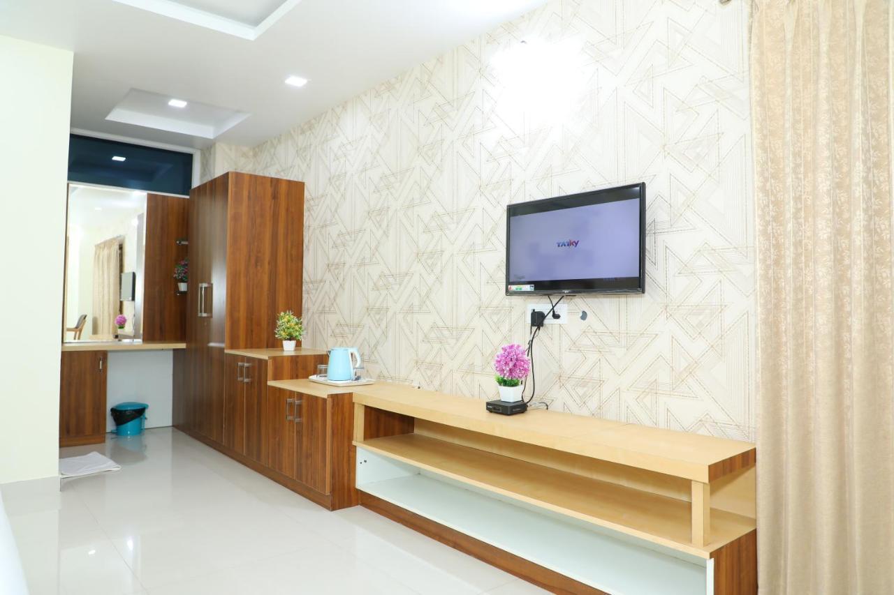 Hotel 8Th Mile Suites Bangalore Exterior photo